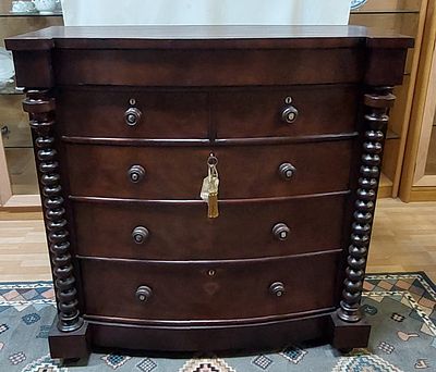 Dresser for Romantic Taste
. Walnut wood, with three drawers and two drawers, solid wood top 