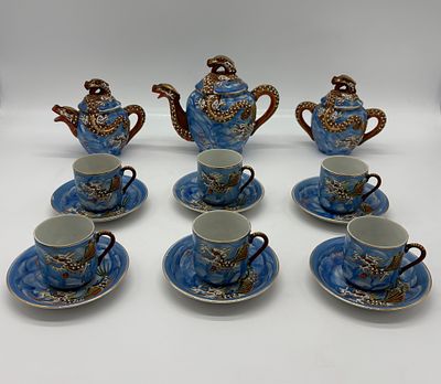 Oriental porcelain coffee set consisting of a teapot (15.5 cm high), a milk jug (11.5 cm) and a 