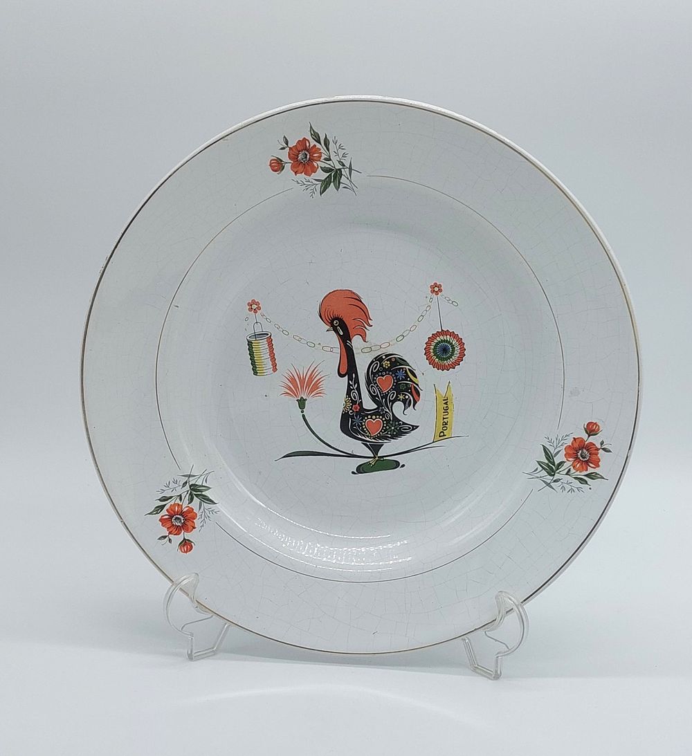 Large Deep Dish in Portuguese Faience
. Marked on the base, Borde bordered in gold with 