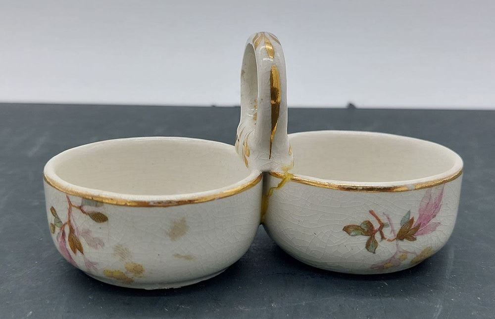 Spice Rack in Porcelain. Eight-shaped body with central handle in porcelain with gold-trimmed 