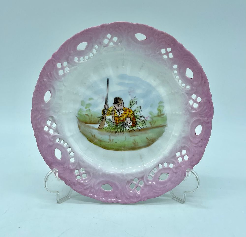 Decorative plate in european porcelain. Cut and hollowed rim with reliefs. Illustration on a 