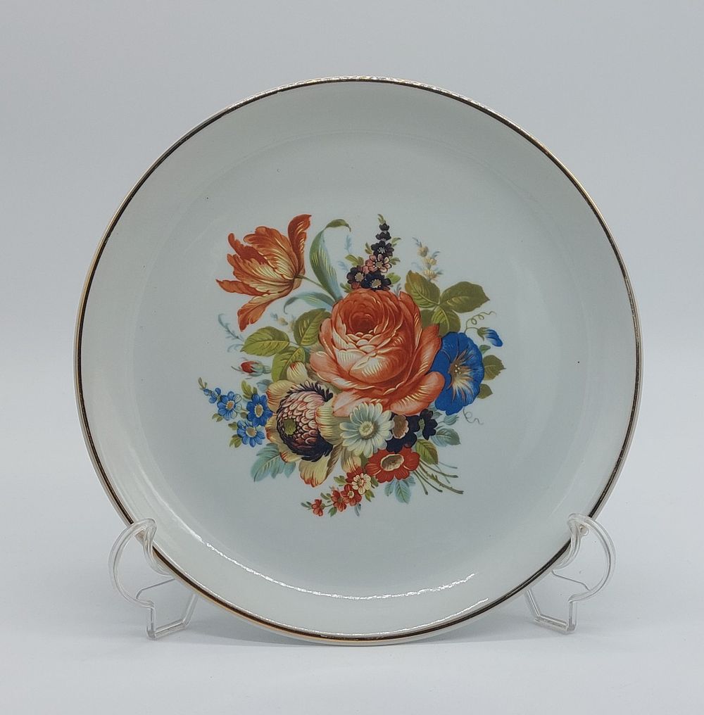Decorative Plate in Portuguese Porcelain
. Molded and relief, marked on the base, Artibus Aveiro 