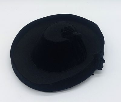 Spanish Catite Hat
. Round body made by Fernandez y Roche Seville, with flaps that turn the ends 