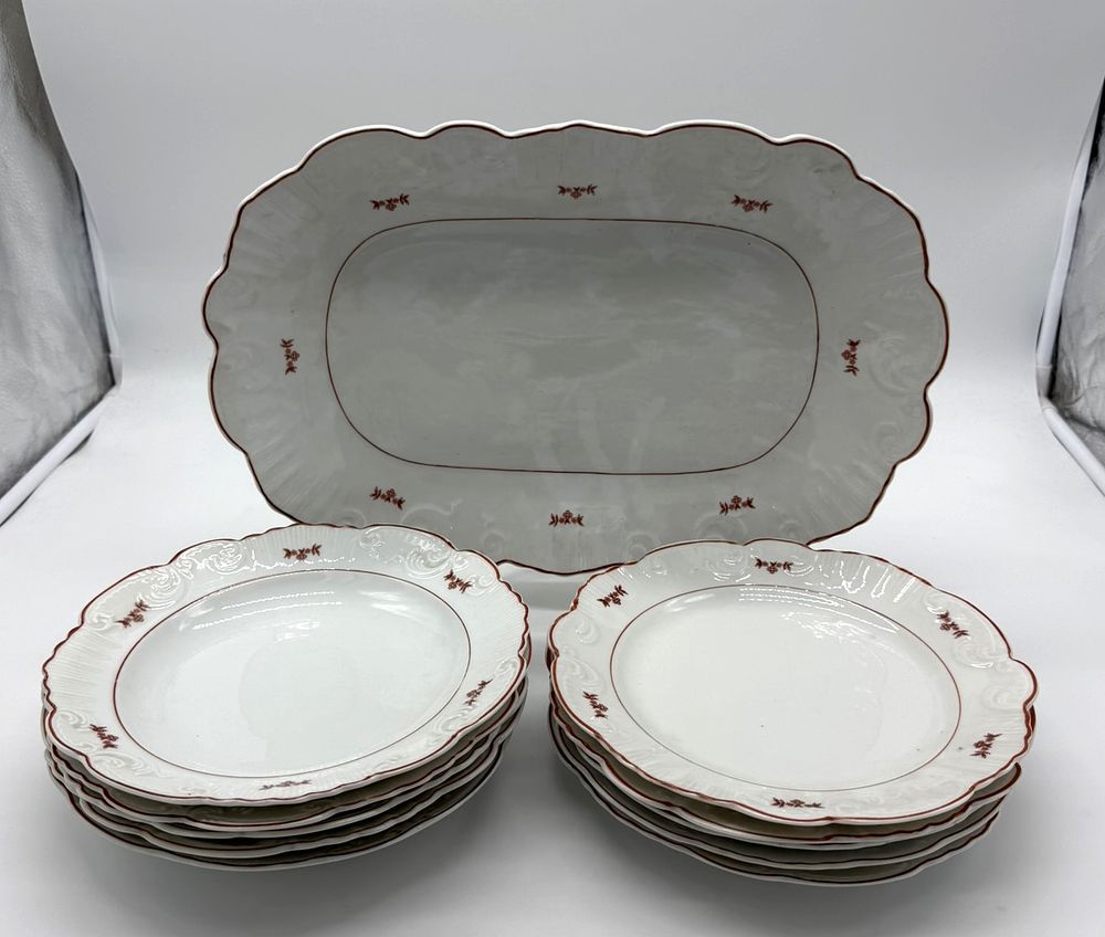 Serving dish and ten plates in Portuguese porcelain.
. (One serving dish, five soup plates and 