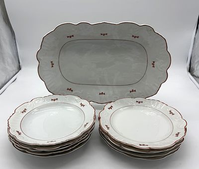 Serving dish and ten plates in Portuguese porcelain.
. (One serving dish, five soup plates and 