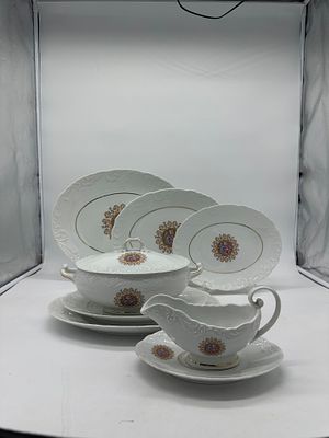 Parte de Servi&ccedil;o de Jantar em Porcelana Portuguesa. Com 57 pe&ccedil;as. Moldada e relvada, marcada na 