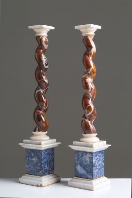 Coppia di piccole colonne a torchon in alabastro, diaspro siciliano, marmo bianco di Carrara e 