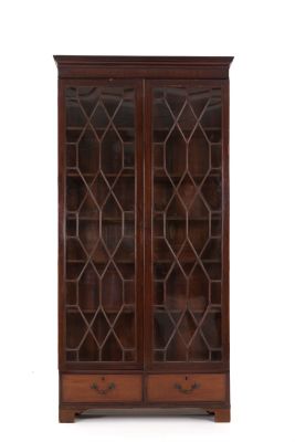 Vetrina con due ante in mogano. XIX secolo. Misure : Lung. cm. 113 Alt. cm. 228 Prof. cm. 30 ca.