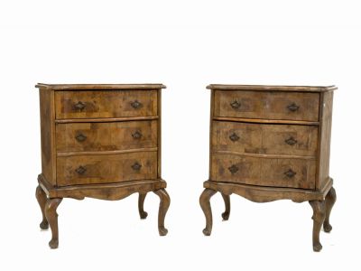 Coppia di comodini in legno lastronati in radica di noce con cassetto superiore e anta. In 