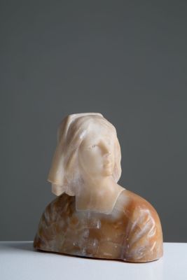 Scultura in alabastro bicolore raff. 'BUSTO DI GIOVINCELLA'. XX secolo. Misure : Alt. cm. 14 ca.