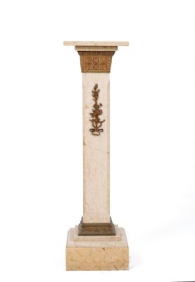 Colonna in marmo beige venato con decori in metallo dorato e motivi floreali. XX secolo. Misure 