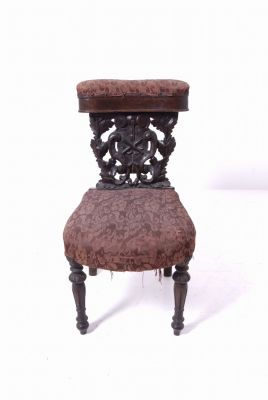 Sedia inginocchiatoio in legno di noce finemente intagliato. XIX secolo. Difetti. Misure : 