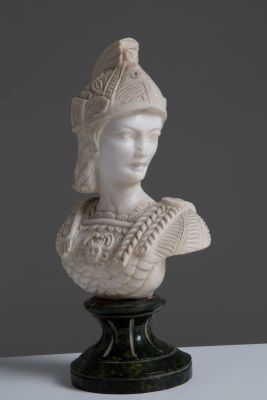 Scultura in marmo di Carrara raff. 'BUSTO DI GUERRIERO'. Base in marmo verde Alpi. Inizi XX 