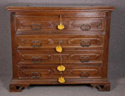 Canterano in noce con finto cassetto a calatoia (non coeva). XVII secolo. Restauri. Misure : 