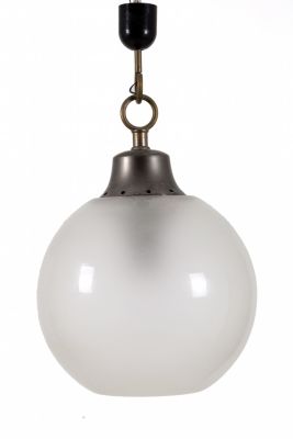 LUIGI CACCIA DOMINIONI (Milano, 1913-2016) per AZUCENA. Lampada a sfera in vetro bianco e 