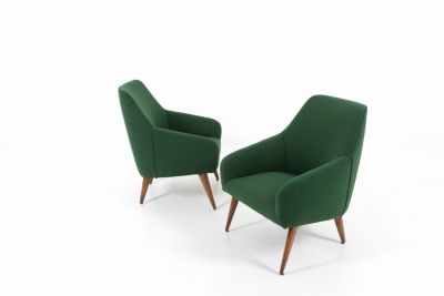 GIO PONTI (Milano, 1891-1979) per CASSINA. Coppia di poltrone in legno e stoffa verde. Anni 