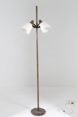 GINO SARFATTI (Venezia, 1912 - Gravedona, 1985) per ARTELUCE. Lampada da terra in ottone e 