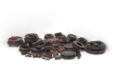 Cinquantanove basi in legni vari e forme diverse di cui dodici sono coppie. Cina.