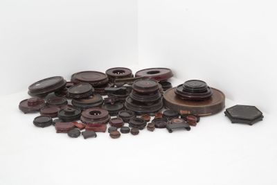 Cinquantanove basi in legni vari e forme diverse. Cina.