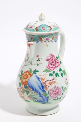 Brocca in porcellana. Alt. 30 cm ca. Brocca in porcellana con coperchio. Famiglia rosa. Cina.