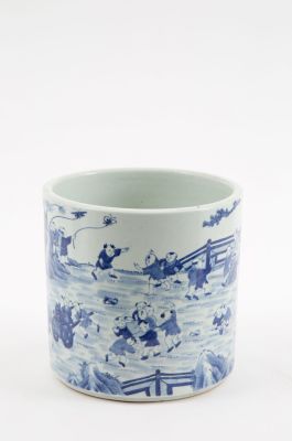 Cachepot. 27x27 cm ca. Cachepot in porcellana bianca e blu raffigurante "SCENE DI VITA". Cina. 