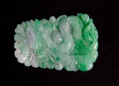 Ciondolo in giada verde. 5x3.5 cm ca. Ciondolo in giada verde raffigurante "DRAGO". Cina.