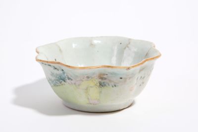 Ciotola. 5x12 cm ca. Ciotola in porcellana polilobata con scritte e scene di vita orientale. 