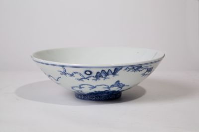 Ciotola bianca e blu. 5,5x17 cm ca. Ciotola in porcellana bianca e blu. Marcata sul fondo. Cina. 