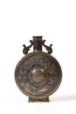 Fiasca in bronzo. 21x15x3 cm ca. Fiasca in bronzo ageminata in oro. Cina. Periodo Qianlong.