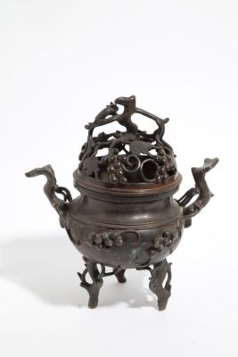 Incensiere in bronzo. Alt. 34 cm ca. Incensiere in bronzo con coperchio decorato con animaletto 