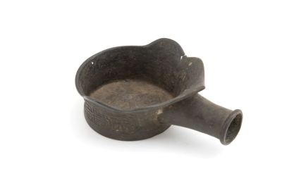 Pentolino. 7x12x17 cm ca. Pentolino in bronzo mancante di manico. Cina. XVI secolo.
