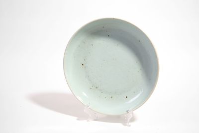 Piatto bianco. Diam. 35 cm ca. Piatto in maiolica bianco a motivi floreali incisi. Cina. XVIII 