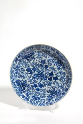 Piatto grande. Diam. 38.5 cm ca. Grande piatto Kangxi in porcellana bianco e blu a motivi 