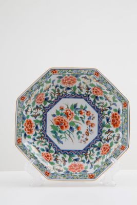 Piatto ottagonale. 29x29 cm ca. Piatto ottagonale in porcellana. Cina. XX secolo.