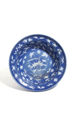 Piatto bianco e blu. 9.5x28cm ca. Piatto in ceramica bianca e blu. Cina. XIX secolo.