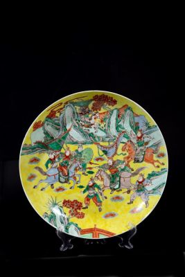 Piatto giallo. Diam. 40 cm Grande piatto a fondo giallo raffigurante "SCENE DI BATTAGLIA 