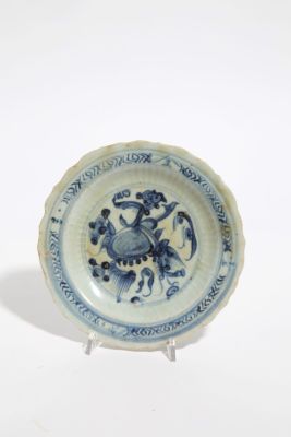 Piatto celadon. Diam. 20 cm ca. Piatto in porcella celadon a motivi floreali. Cina. Dinastia Ming.