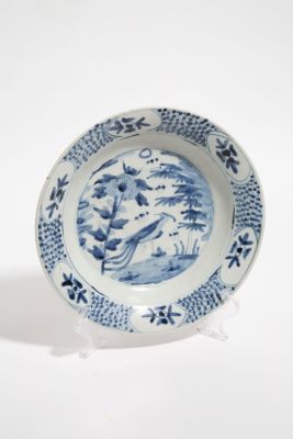 Piatto. Diam. 28.5 cm ca. Piatto in porcella bianca e blu antico a motivi floreali. Cina. 