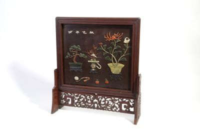 Placca in legno e pietre dure. 56x52x15 cm ca. Placca in legno e pietre dure raffigurante "VASI 