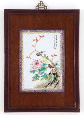 Placca in porcellana. 50x37 cm ca. Placca in porcellana raffigurante "UCCELLI SU RAMO FIORITO E 