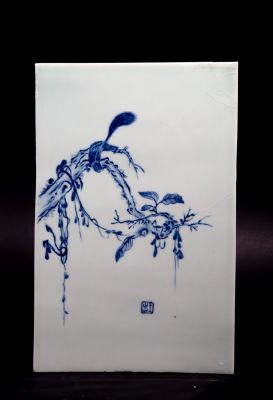 Placca in porcellana. 42,5x27,5 cm ca. Placca in porcellana bianca e blu. Marcata sul fronte. 