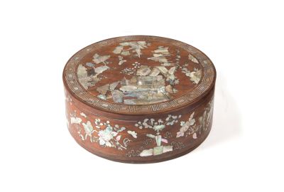 Scatola rotonda. 9.5x25 cm ca. Scatola rotonda in legno intarsiato in madreperla con motivi 