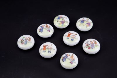 Otto scatoline. Alt. 7 cm ca. Otto scatoline rettangolari in porcellana con coperchio 