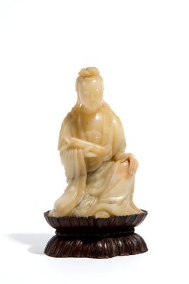 Scultura in pietra. Alt. 13 cm ca. Scultura in pietra raffigurante "GUANYIN SEDUTA". Base a 