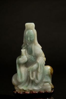 Scultura giada. Alt. 12 cm ca. Scultura in giada imperiale raffigurante "GUANYIN". Base in legno 