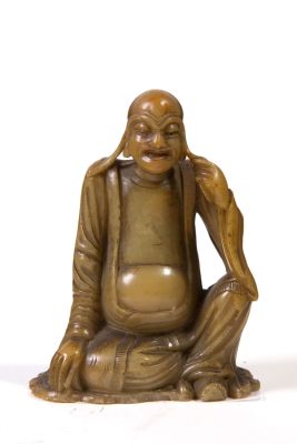 Scultura pietra. Alt. 12.5 cm ca. Scultura in pietra saponaria raffigurante "BUDDHA SEDUTO". Cina.