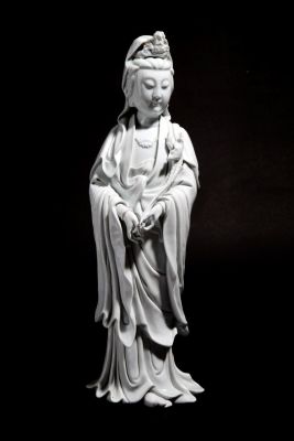 Guanyin con fiore. Alt. 46 cm ca. Scultura in porcellana bianca raffigurante "GUANYIN CON 
