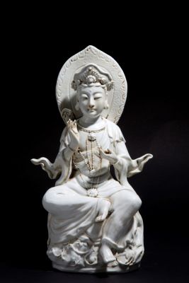 Buddha seduto. Alt. 42 cm ca. Scultura in porcellana bianca raffigurante "BUDDHA SEDUTO". 