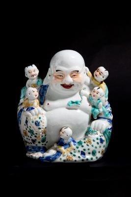 Buddha della fertilit&agrave; in porcellana. 24x24x12 cm.ca. Scultura in porcellana raffigurante 