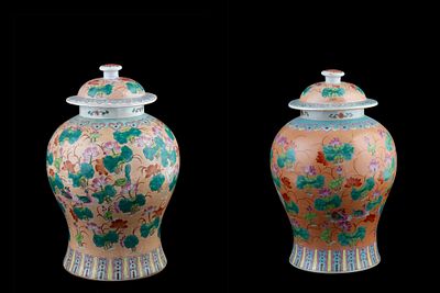 Due potiche in porcellana dipinta a motivi floreali. Marcate sul fondo. Cina. Met&agrave; XX secolo. 